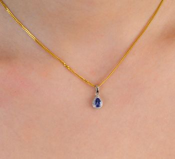 Złota zawieszka 585 białe złoto tanzanit i diamenty 60027079 HSI Złota zawieszka wykonana z próby 585 z tanzanitem i 19 diamentami o wielkości 0,06 ct, barwie H i czystości SI. Piękna i elegancka biżuteria. Zawieszka wy (3).JPG